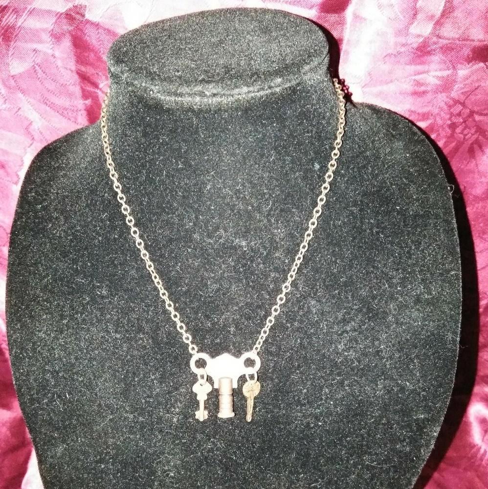 Wind up key necklace